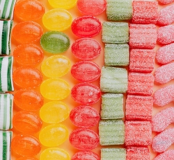 How does a gummy packaging machine handle different shapes and sizes of gummies?